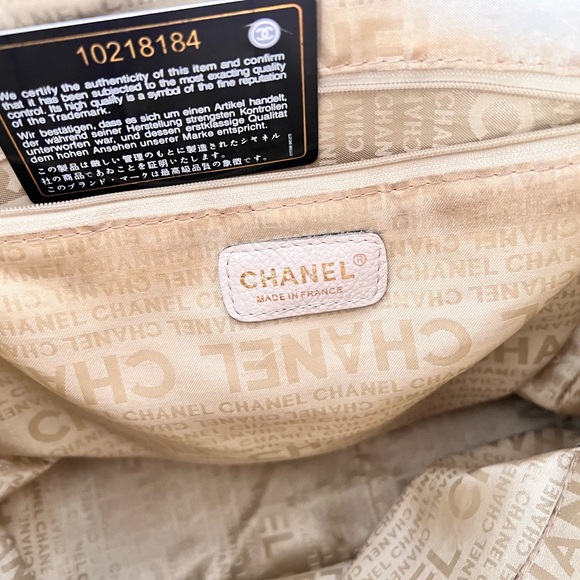 CHANEL Cream Leather Shoulder Bag - Picture 7 of 8